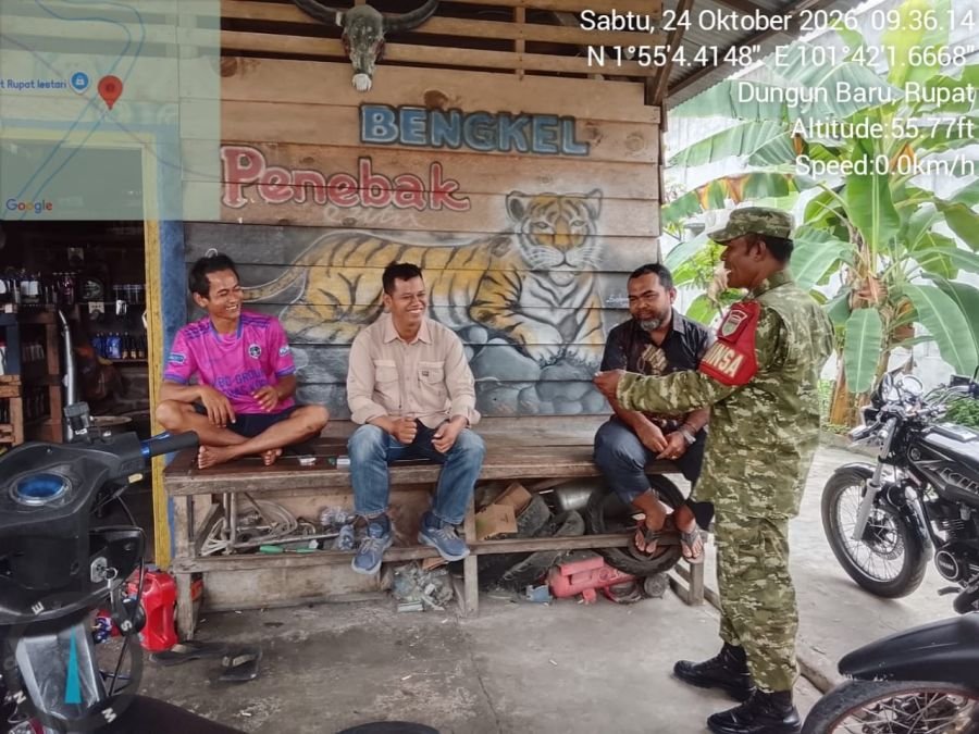 Perkuat Kedekatan dengan Warga, Babinsa Koramil 04/Rupat Bangun Kebersamaan Lewat Komsos di Desa