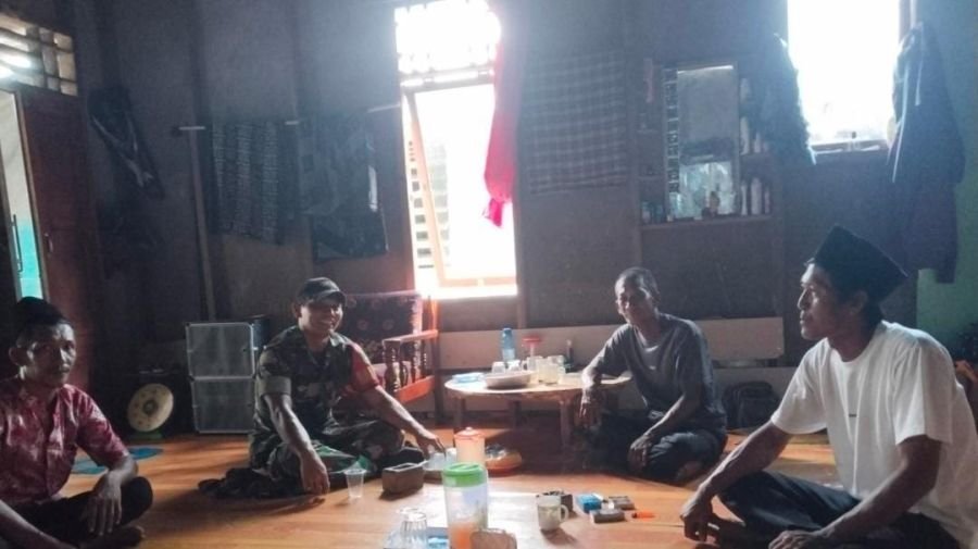 Perkuat Kedekatan dengan Warga, Babinsa 01/Tembilahan Serka Jondri Temui Tokoh Masyarakat