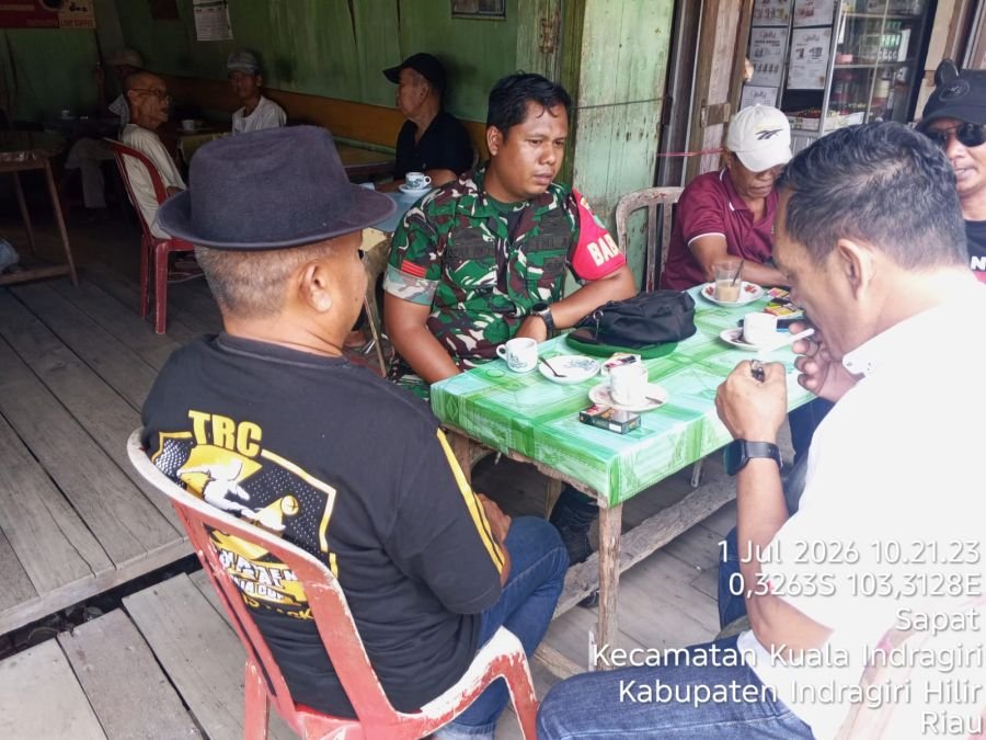 Perkuat Kemanunggalan, Babinsa 04/Kuindra Komsos dan Awasi SDM di Kelurahan Sapat