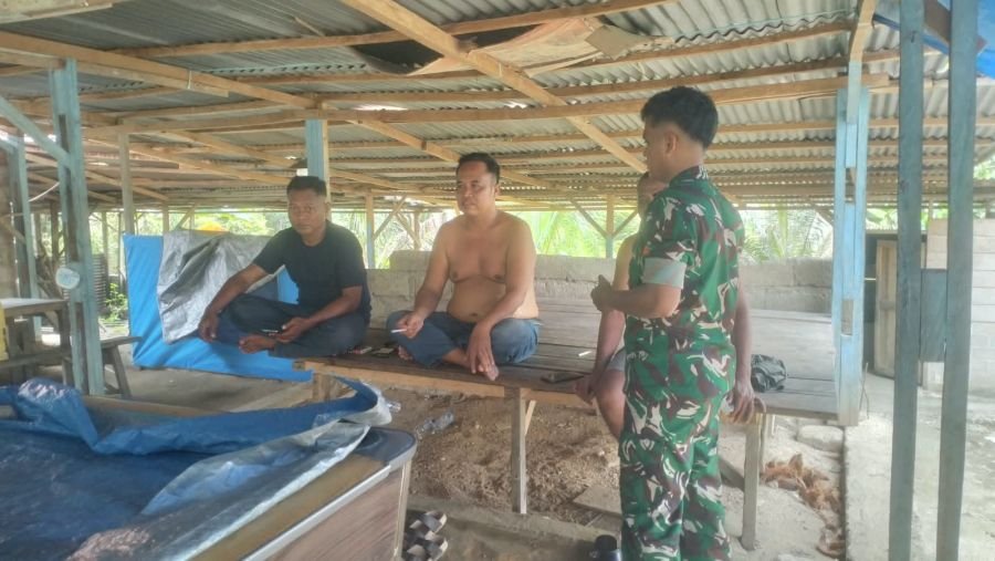 Perkuat Kemanunggalan, Babinsa Koramil Seberida Jagong Santai di Batang Gansal