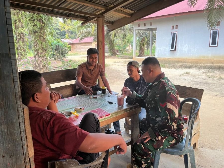 Perkuat Kemanunggalan, Babinsa Koramil Seberida Rangkul Warga Desa Beligan