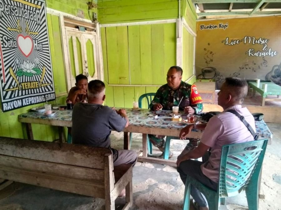 Perkuat Kemanunggalan, Babinsa Koramil 03/Seberida Ngobrol Santai Bersama Warga Binaan