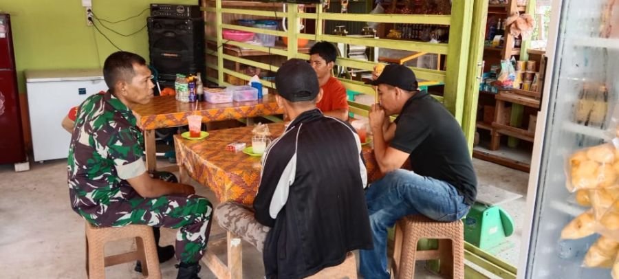 Perkuat Kemanunggalan, Babinsa Koramil 07/Reteh Komsos di Desa Pasanggerahan