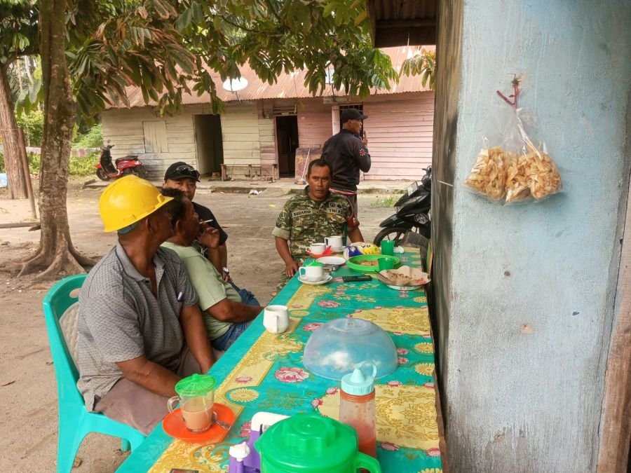 Perkuat Kemanunggalan, Serka Sudario Jagong Santai di Kecamatan Seberida