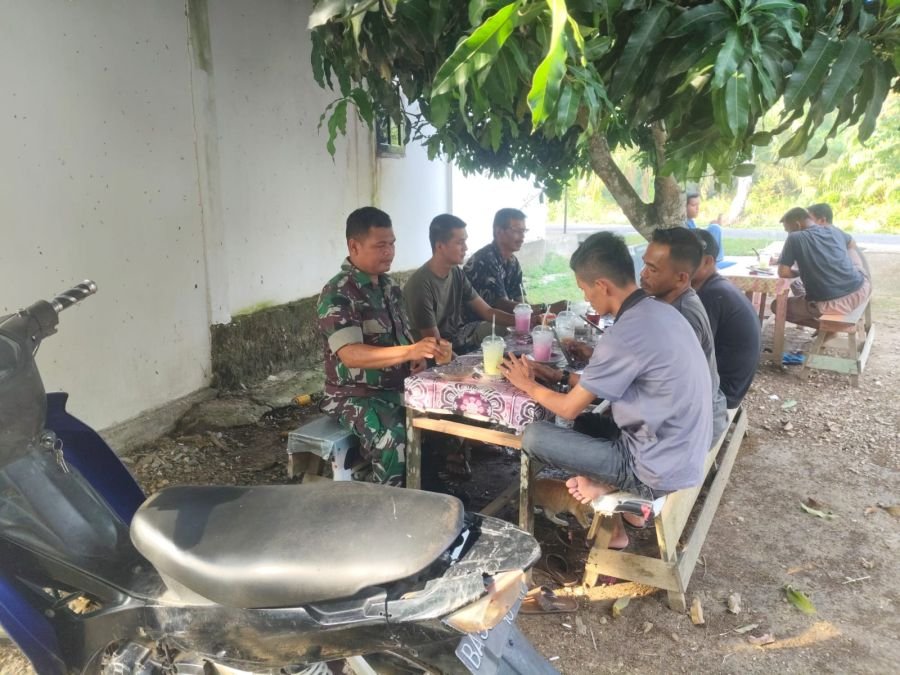 Perkuat Kemanunggalan TNI-Rakyat, Babinsa Sambangi Warga Titian Modang Kopah