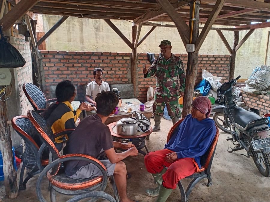 Perkuat Kemanunggalan TNI-Rakyat, Babinsa Sukajadi Rutin Gelar Komsos di Wilayah Binaan