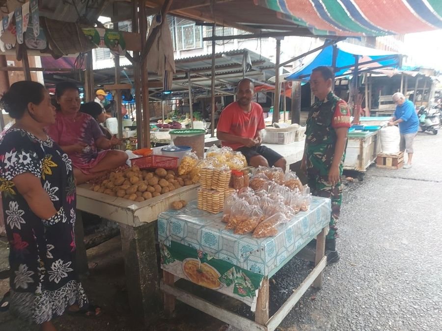 Perkuat Kemanunggalan TNI-Rakyat, Babinsa Gelar Komsos Bersama Pedagang Pasar Bawah