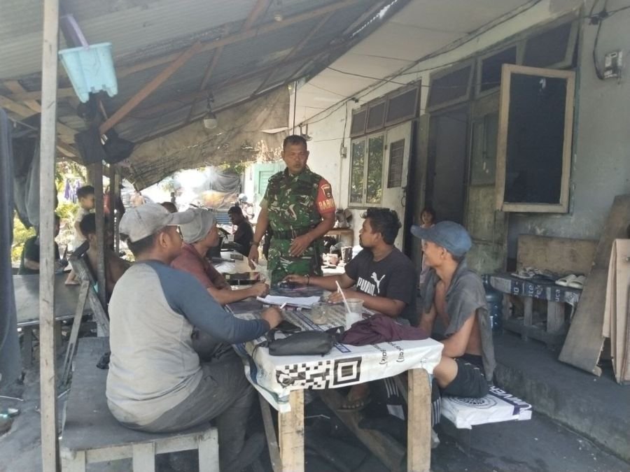 Perkuat Kemanunggalan TNI-Rakyat, Babinsa Tampan Jalin Komsos Bersama Warga