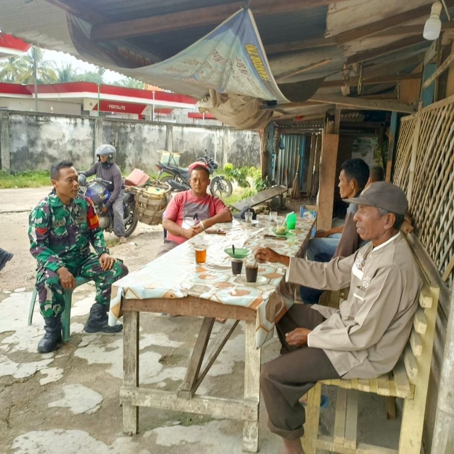 Perkuat Kemanunggalan TNI-Rakyat, Babinsa Peranap Gelar Komsos Bersama Warga 

 Perkuat Kemanunggala