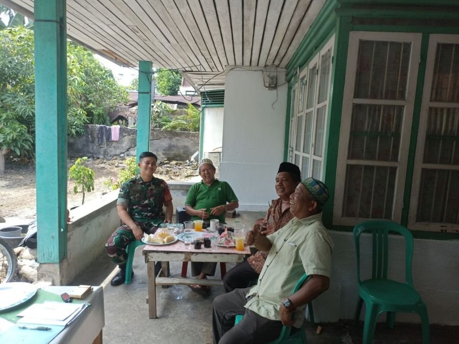 Perkuat Kemanunggalan TNI-Rakyat, Babinsa Sukajadi Aktif Jalin Komunikasi dengan Warga