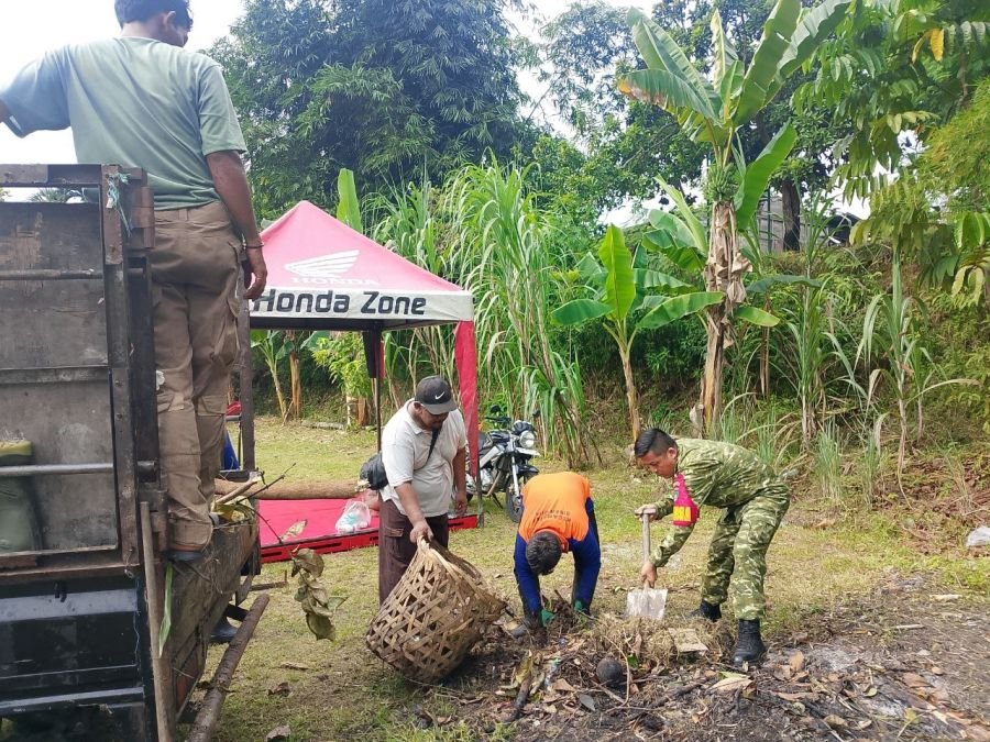 Perkuat Kemanunggalan TNI-Rakyat, Babinsa Sukajadi Ajak Warga Jaga Kebersihan Lingkungan