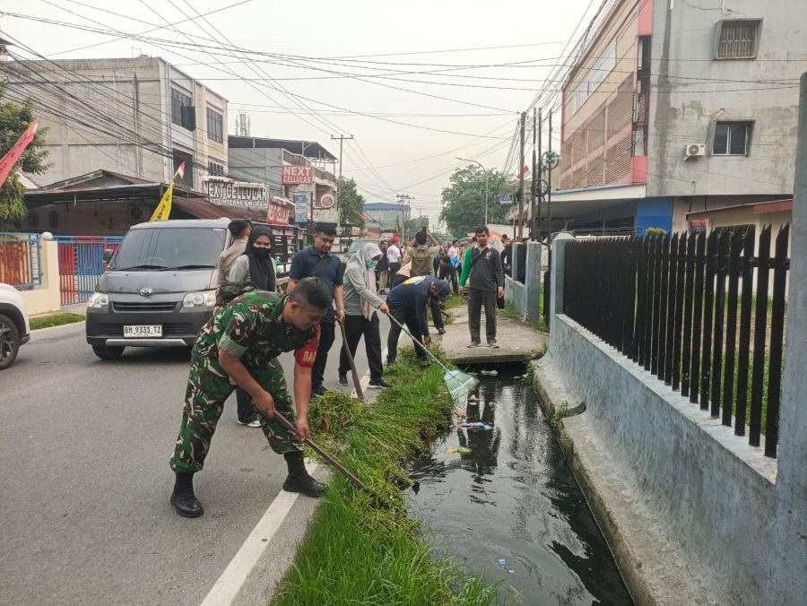 Perkuat Kemanunggalan TNI-Rakyat, Koramil 06/Sukajadi Gelar Gotong Royong Bersihkan Parit