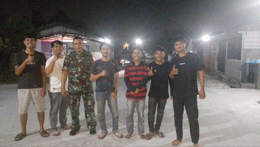 Perkuat Kepedulian dan Kebersamaan, Babinsa Tirta Siak Ronda Malam Bersama Warga
