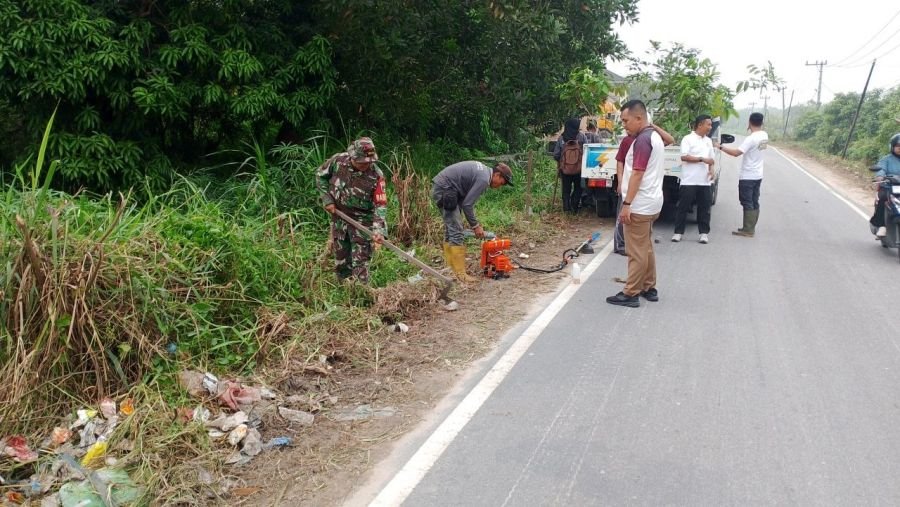 Perkuat Kepedulian Lingkungan, Koramil 03/Senapelan Bersama Masyarakat Gotong Royong dan Tanam Pohon