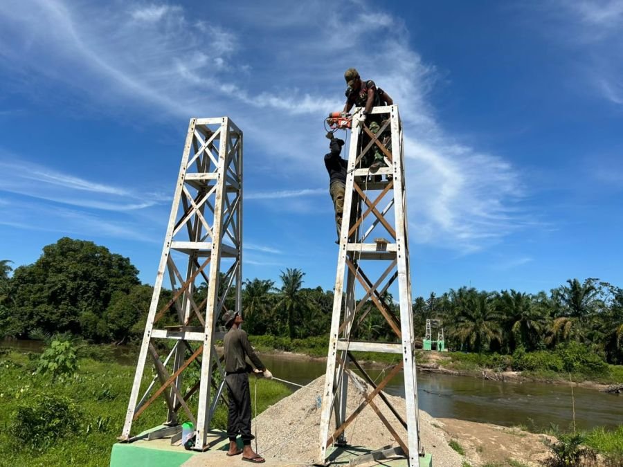Perkuat Kestabilan Struktur, Satgas Kodim 0313/KPR Lakukan Pengeboran Baut Hanger Tepi Jauh Jembatan
