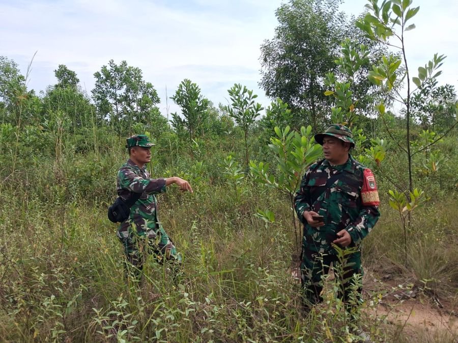 Perkuat Kewaspadaan, Serka SDG Barus dan Sertu A.T Silaban Patroli Cegah Karhutla di Wilayah Mandau
