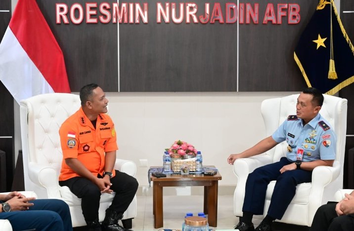 Perkuat Kolaborasi Untuk Misi Kemanusiaan, Lanud RSN dan Basarnas Pekanbaru Jalin Sinergi