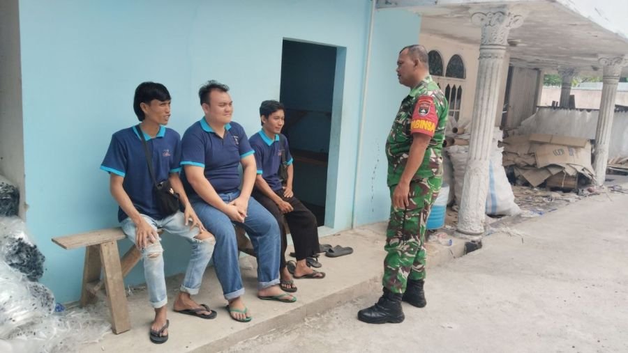 Perkuat Komsos, Babinsa Tampan Jalin Komunikasi Bersama Pekerja PT. Jeslyn