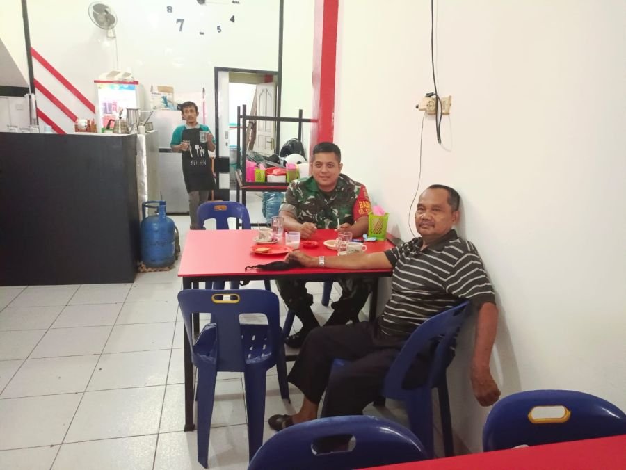 Perkuat Komunikasi dengan Warga, Babinsa Koramil 06/Sukajadi Laksanakan Komsos