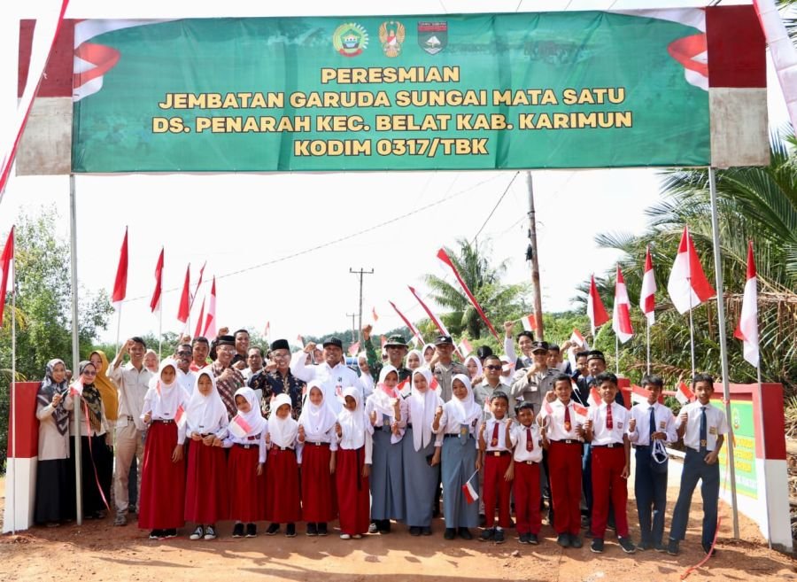 PERKUAT KONEKTIVITAS DESA, KODIM 0317/TBK RESMIKAN JEMBATAN GARUDA DI DESA PENARAH