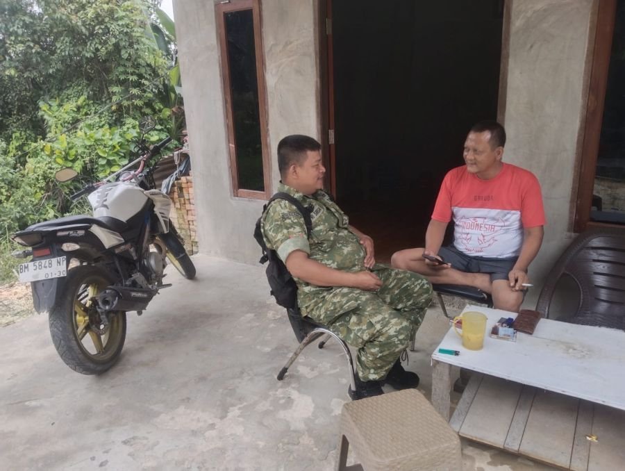 Perkuat manunggal TNI dan Rakyat, Babinsa Koramil 08/Rumbai Barat Ajak Warga Peduli Keamanan Lingk