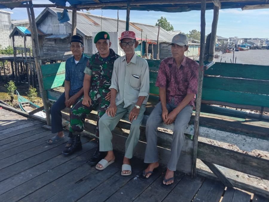 Perkuat Nilai Gotong Royong, Babinsa Koramil 02/TM Gelar Komsos Kampung Pancasila di Kuala Enok