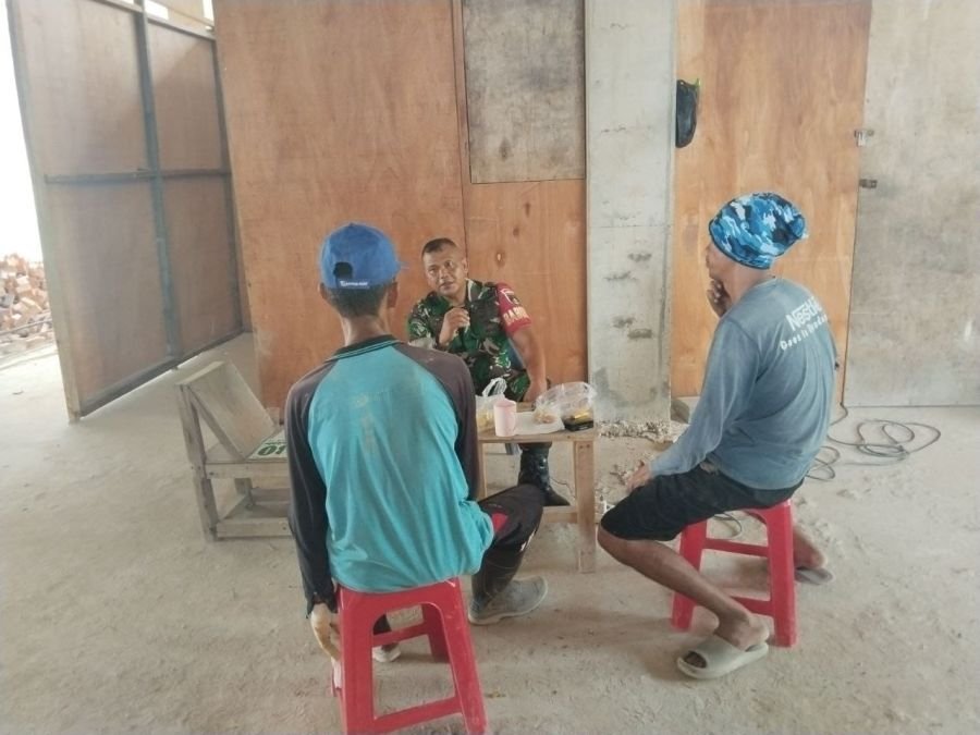 Perkuat Pembinaan Teritorial, Babinsa Tampan Jalin Komunikasi Humanis dengan Warga