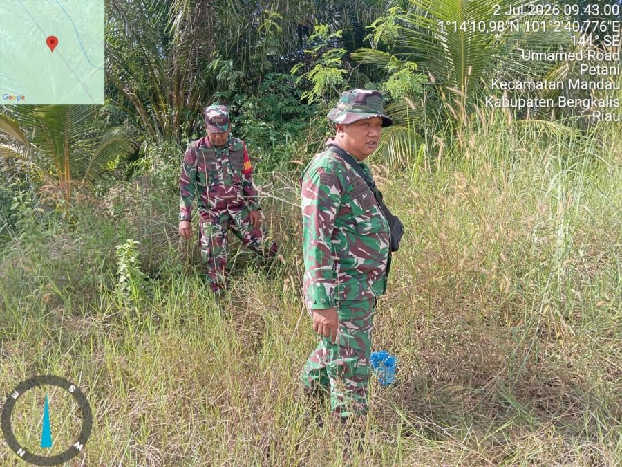 Perkuat Pengawasan Wilayah, Pelda Agus WP dan Serda Riza R Cegah Dini Karhutla di Desa Petani