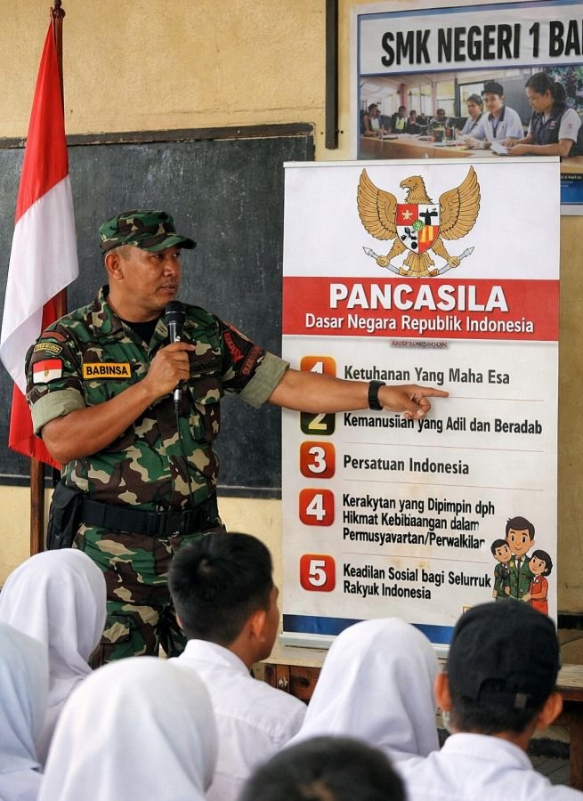 Perkuat Persatuan, Babinsa Koramil 0321-01/Bangko Tanamkan Nilai-Nilai Pancasila di SMKN 1 Bangko