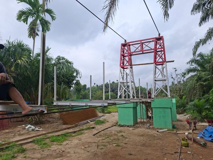 Perkuat Rangka Utama, Satgas Kodim 0313/KPR Laksanakan Pengelasan Kedudukan Lantai Jembatan Muara Mu
