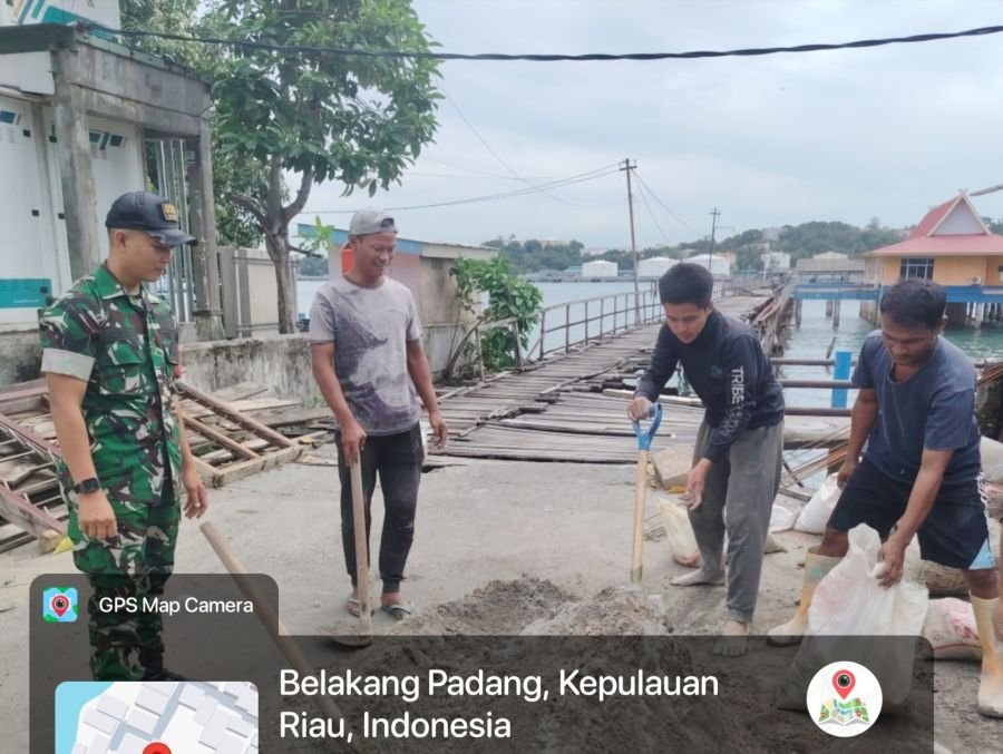 Perkuat Silaturahmi, Babinsa dan Warga Benahi Jalan Lingkungan