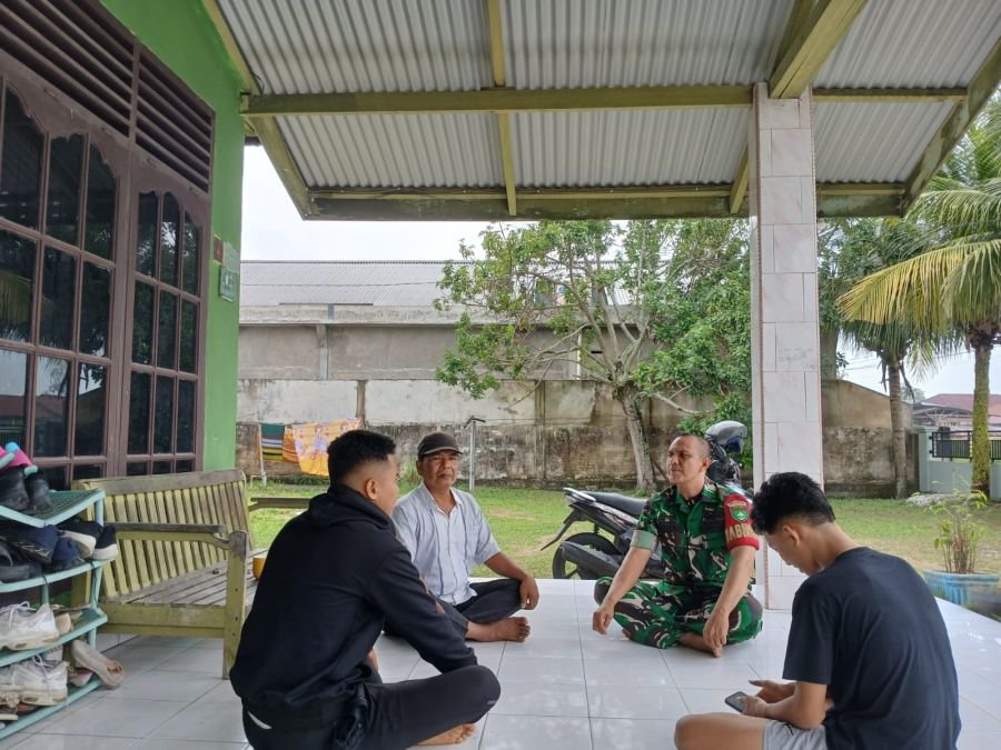 Perkuat Silaturahmi, Babinsa Koramil 06/Sukajadi Komsos Bersama Ketua RW