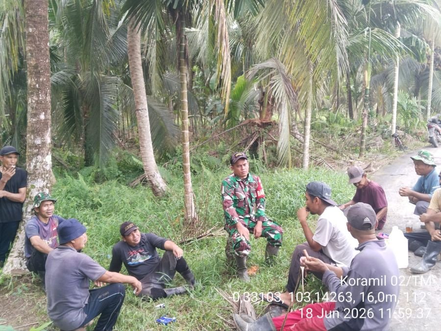 Perkuat Silaturahmi, Babinsa Tanjung Baru Koramil 02/TM, Komduk Bareng Warga Tekulai Hilir