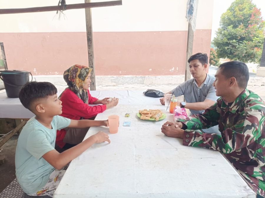 Perkuat Silaturahmi dengan Warga, Babinsa Koramil 02/Kota Bangun Komunikasi Humanis di Warung
