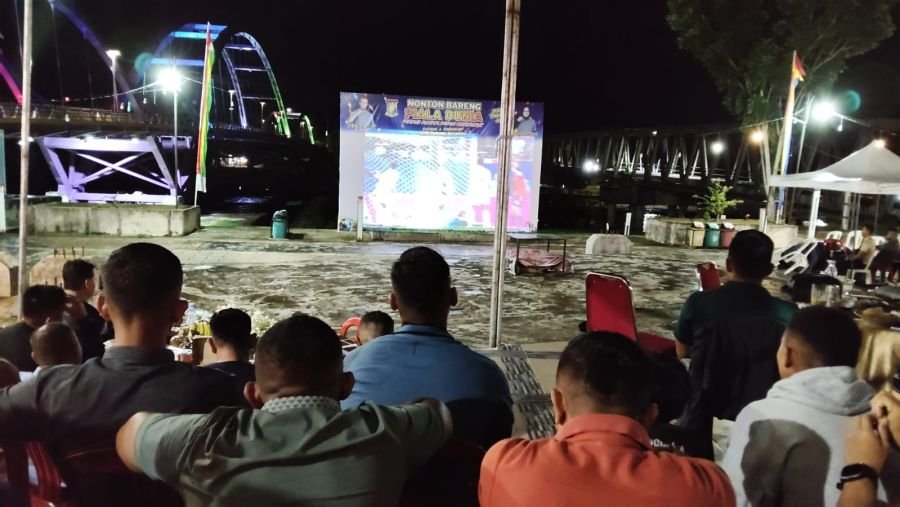 Perkuat Silaturahmi, Prajurit Yonif 132/BS Nobar Piala Dunia di Riverside Bangkinang