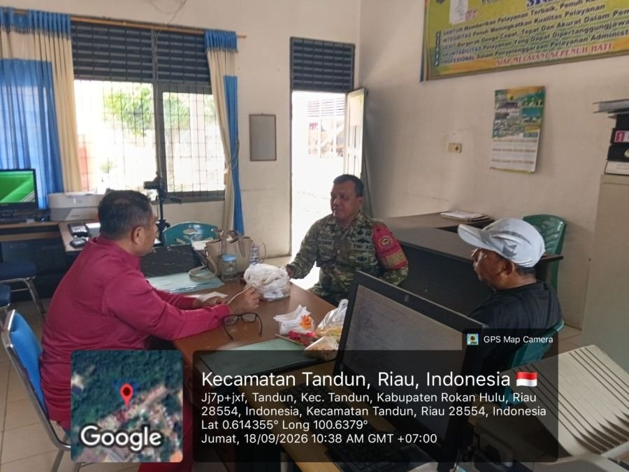 Perkuat Silaturahmi, Serda Yuni Krisna Setiawan Lakukan Komsos di Kantor Camat Tandun