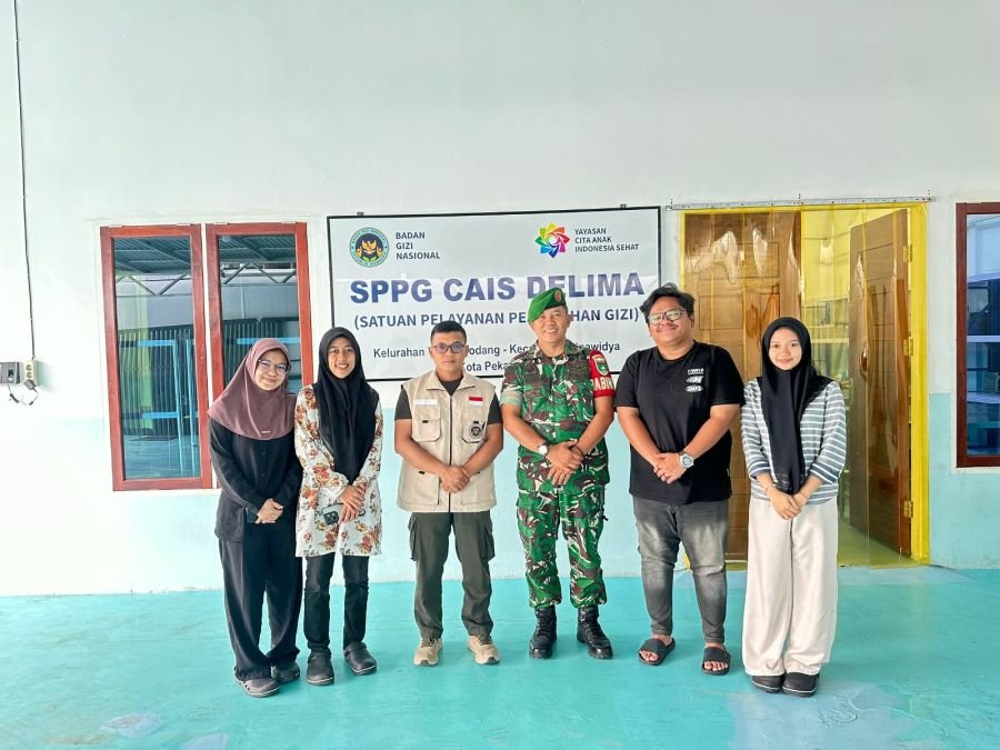 Perkuat Sinergi, Babinsa Koramil 06/Sukajadi Komsos Bersama Kepala SPPG CAIS