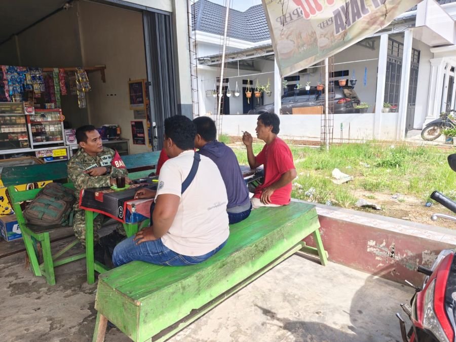 Perkuat Sinergi, Babinsa Koramil 08/TDN Ajak Warga Desa Kumain Jaga Kamtibmas dan Gotong Royong