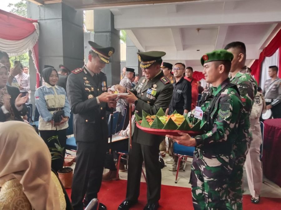 Perkuat Sinergi, Dandim 0302/Inhu Beri Kejutan HUT Bhayangkara ke-80