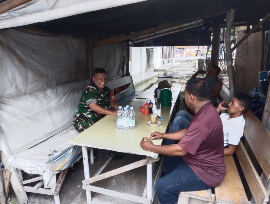 Perkuat Sinergi dengan Warga, Babinsa Koramil 08/Rumbai Barat Ajak Tingkatkan Kewaspadaan Lingkungan