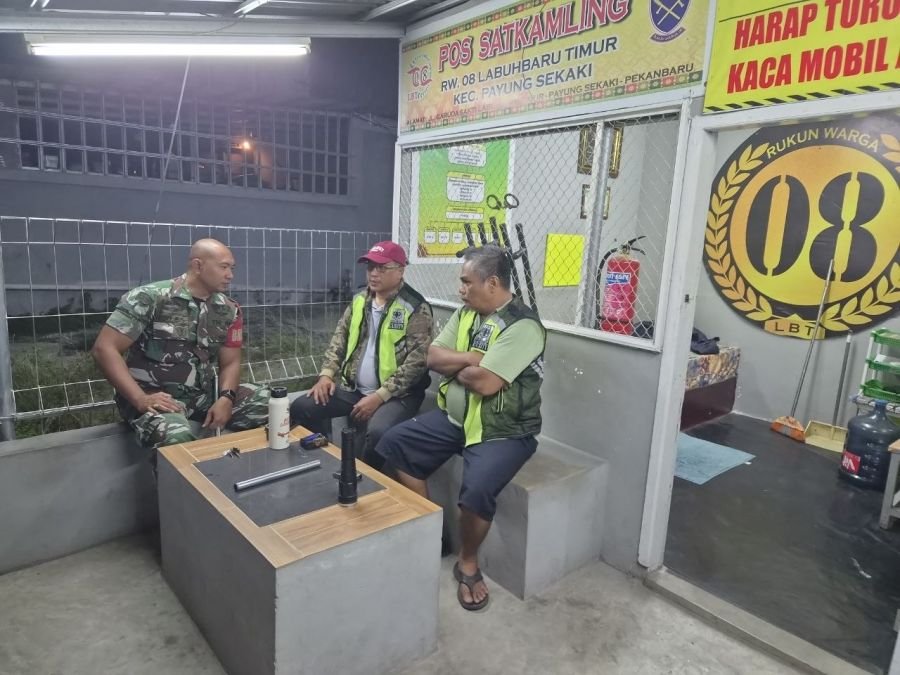Perkuat Sinergi Kamtibmas, Babinsa Sambangi Warga yang Bertugas di Pos Kamling