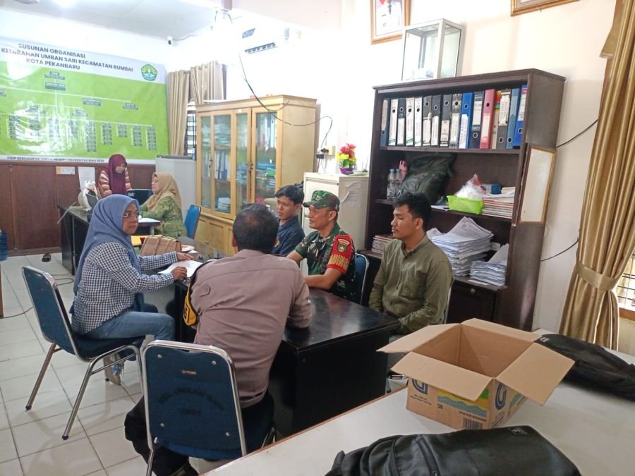 Perkuat Sinergi Keamanan Lingkungan, Babinsa Umban Sari dan Kelurahan Bangun Komunikasi Bersama