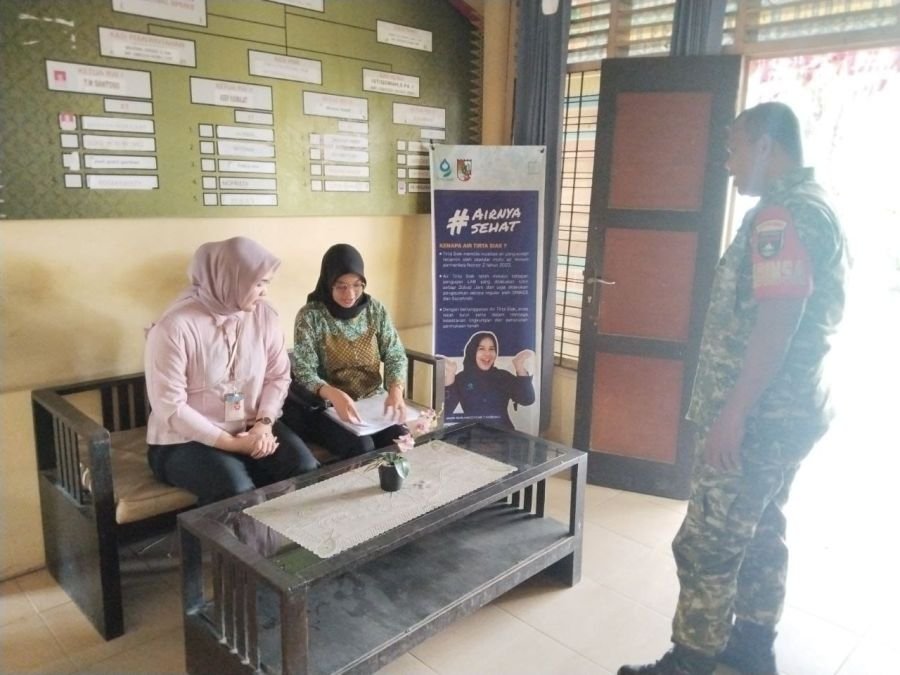 Perkuat Sinergi Kewilayahan, Babinsa Kelurahan Tampan Komsos Bersama Seklur dan Staf Kelurahan