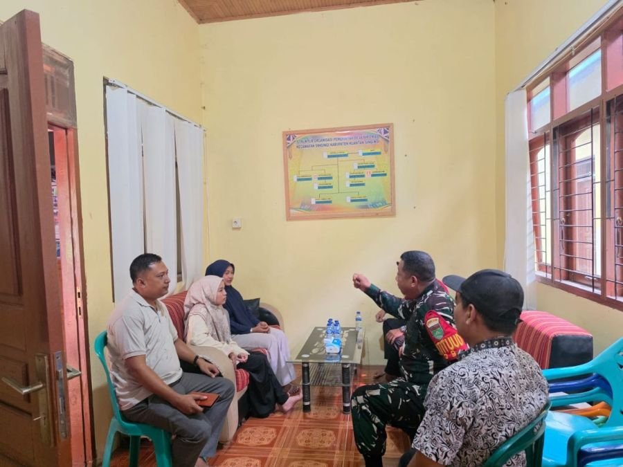 Perkuat Sinergi TNI dan Pemerintah Desa, Babinsa Koramil 09/Sgg Laksanakan Komsos di Desa Air Emas