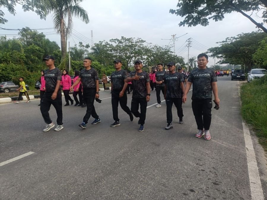 Perkuat Sinergitas, Anggota Koramil 08/TDN Ikuti Olahraga Bersama di HUT Bhayangkara ke-80