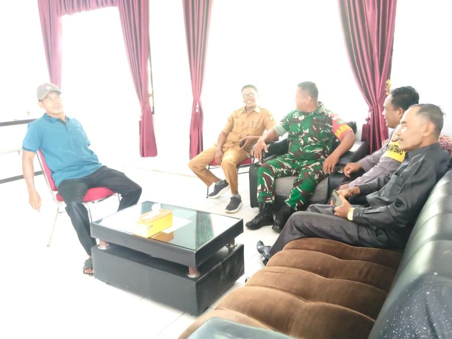 Perkuat Sinergitas, Babinsa Koramil 01/Bkn Serka Hendra Komsos Bersama Perangkat Desa Bukit Sembilan