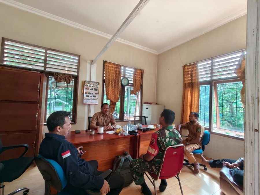 Perkuat Sinergitas, Babinsa Koramil 08/Tandun Gelar Komsos Bersama Aparat Desa