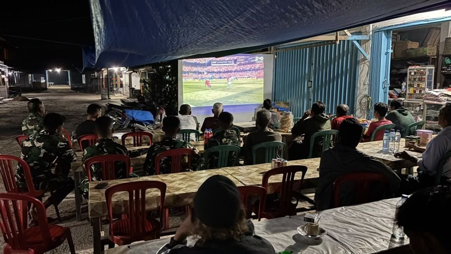 Perkuat Sinergitas dan Hidupkan UMKM, Koramil 05/GAS Gelar Nobar Semifinal Prancis vs Spanyol Bersam