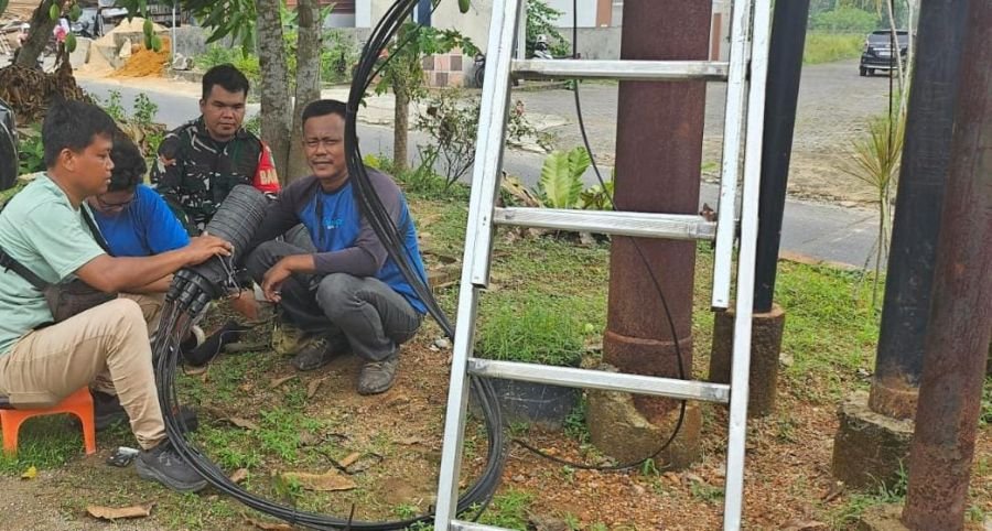 Perkuat Sinergitas dengan PLN, Babinsa Koramil 06/Senayang Dukung Pemeliharaan Jaringan Listrik di