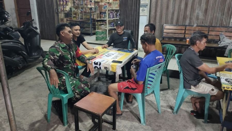 Perkuat Siskamling, Babinsa Koramil 03/Senapelan Patroli Bersama Warga di Payung Sekaki